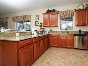 House | Private kitchen | Fridge, microwave, oven, stovetop - 6BR 6BA Home In Champions Gate (Davenport)