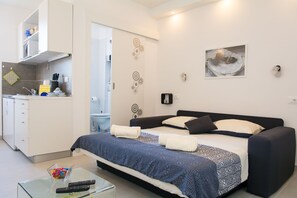 Iron/ironing board, WiFi, bed sheets