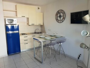 Fridge, microwave, stovetop, coffee/tea maker