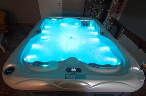 Indoor spa tub