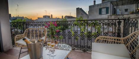 Deluxe-Apartment, Blick auf den Innenhof | Terrasse/Patio