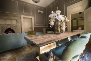 Suite | Área de sala de estar | Televisión de pantalla plana 