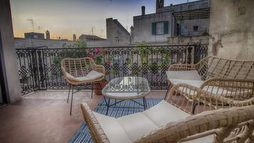 Deluxe-Apartment, Blick auf den Innenhof | Terrasse/Patio