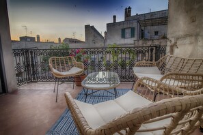 Deluxe Apartment, Courtyard View | Terrace/patio