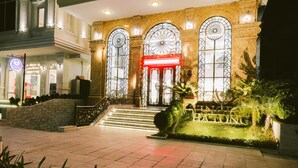 A hotel entrance with a grand arched doorway, a staircase leading up, and a sign that reads "VINCE HALLON". - Vincent Halong Hotel (Bai Chay)