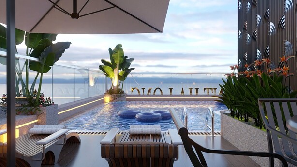 A rooftop infinity pool with lounge chairs and a view of the ocean. - Vincent Halong Hotel (Bai Chay)