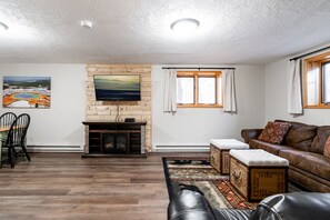 Living area - Shepherd Family Retreats- Moose (West Yellowstone)