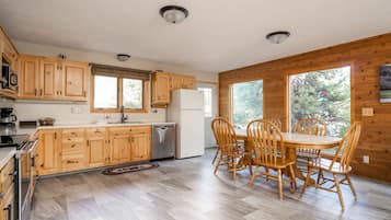 Family House | Private kitchen | Full-size fridge, microwave, oven, stovetop
