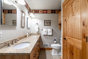 Secador de pelo, toallas, shampoo