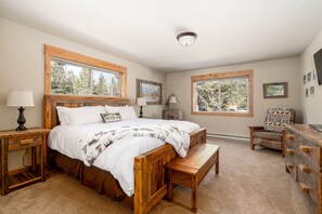 Family House | Premium bedding, down duvets, blackout curtains, iron/ironing board - Shepherd Family Retreats- FOX (West Yellowstone)