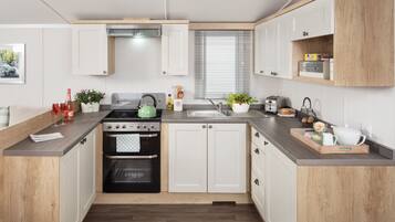 Mobile Home | Private kitchen | Full-size fridge, microwave, oven, stovetop