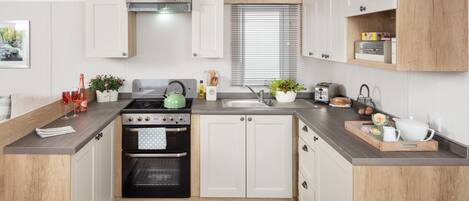 Mobile home | Privat køkken | Køleskab/fryser i fuld størrelse, mikrobølgeovn, ovn, kogeplade