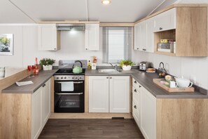 Mobile Home | Private kitchen | Full-sized fridge, microwave, oven, stovetop - Polborder Holidays (Looe)