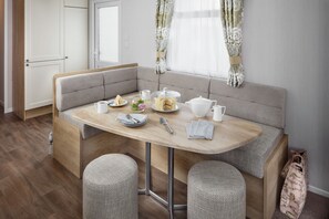 Mobile Home | Private kitchen | Full-sized fridge, microwave, oven, stovetop