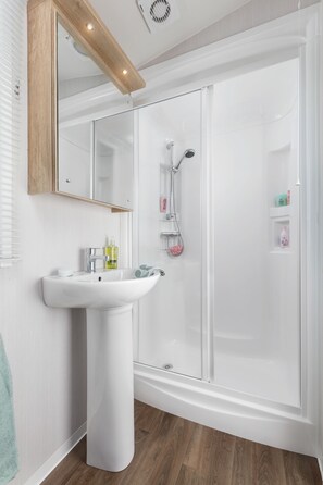 Mobil Karavan | Kamar mandi | Shower, handuk,  dan tisu toilet