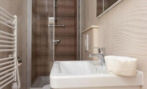 Dusche, Haartrockner, Handtücher