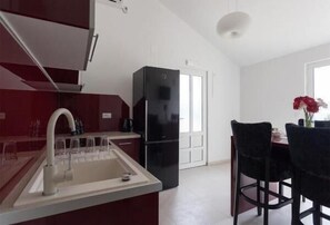 Fridge, oven, stovetop, dishwasher