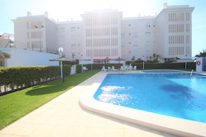 Piscina a l'aire lliure i gandules
