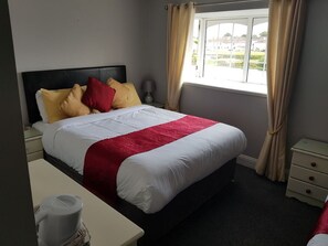 ستائر تعتيم ومكواة/لوح كي وواي فاي مجانًا وملاءات أسرّة