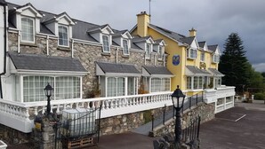 Terrace/patio - The River's Edge Guest House (Killorglin)