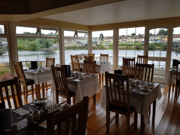 فطور مطهو حسب الطلب مجانًا يوميًا