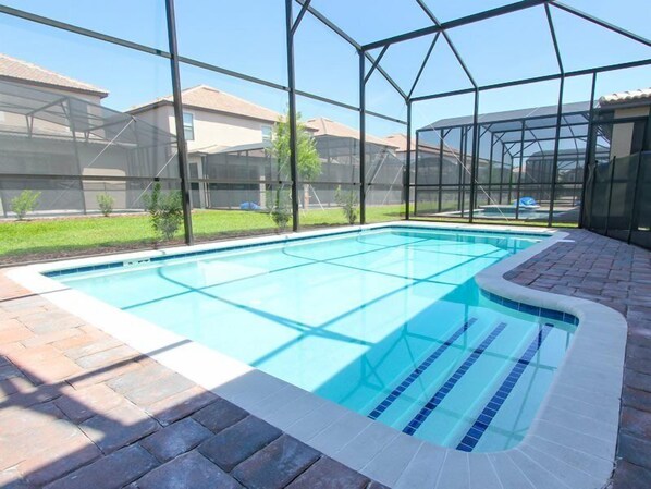 Outdoor pool, sun loungers - 6BR 6BA Pool Home In ChampionsGate (Davenport)