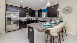 Liesi, astianpesukone, keittoastiat/astiat/ruokailuvälineet