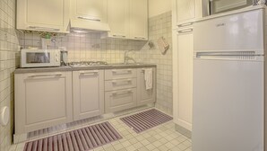 Apartment, 1 Bedroom | Private kitchen | Full-size fridge, microwave, oven, stovetop - Venice Dream House Otello (Venice)