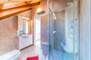 أحواض استحمام، مجففات شعر، مناشف