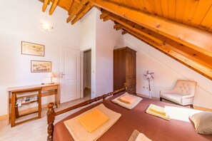 2 عدّة غرف نوم ومكواة/لوح كي وواي فاي وملاءات أسرّة