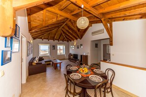 Dining - Apartment Casa Vanna - Two-Bedroom Apartment with Terrace and Sea View (Dubrovnik)