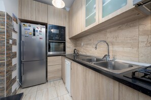 Réfrigérateur, micro-ondes, four, plaque de cuisson