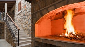 A stone staircase leading to a room with a fireplace. - Villa Amfora- Six Bedroom Villa with Terrace and Swimming Pool, 2X Jacuzzi and Sea View (Prižba)