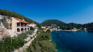 A coastal property with a large house featuring multiple balconies and a view of the sea. - Villa Amfora- Six Bedroom Villa with Terrace and Swimming Pool, 2X Jacuzzi and Sea View (Prižba)