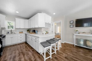 Interior - Luxurious Beach Retreat Just 100 steps to the sand (San Diego)