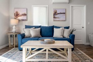 Una televisión, una chimenea, una oficina