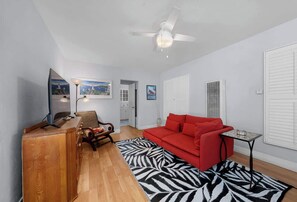 Een televisie en een kantoor