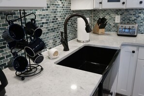 Fridge, microwave, oven, stovetop - Ocean Front - 3 Bedroom w/ 2 King Rooms - Amazing Views - Perfect for Families! (Ocean City)