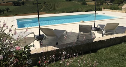 Belle maison en pierre avec une vue panoramique imprenable située dans une campagne idyllique.