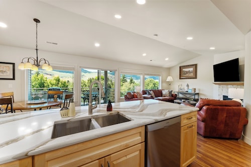 Park Pointe A302 - Community Pool/Hot tub!