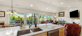 Park Pointe A302 - Community Pool/Hot tub!