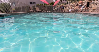 Park Pointe A302 - Community Pool/Hot tub!