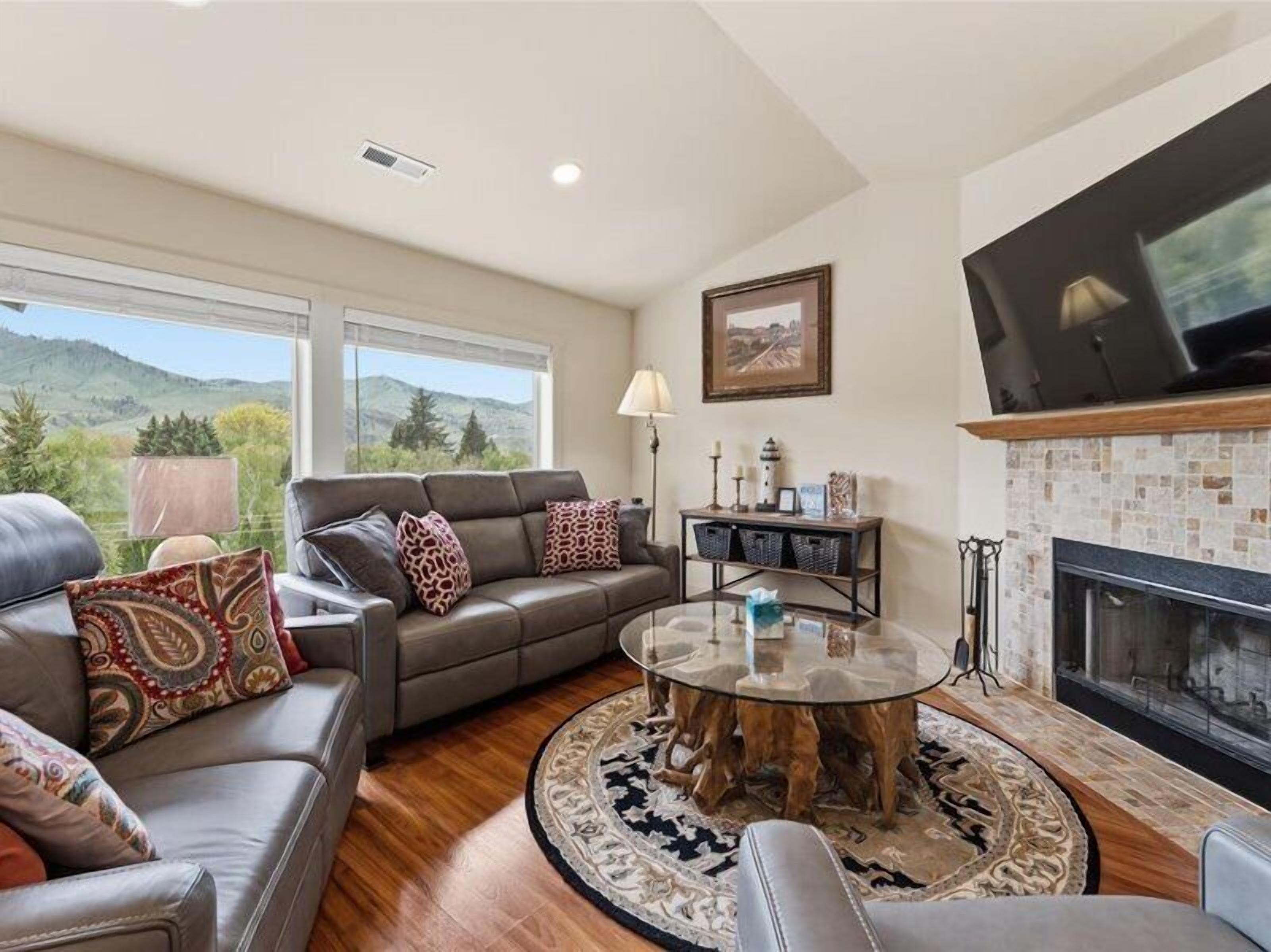 TV, fireplace