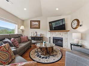 TV, fireplace