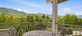 Park Pointe A302 - Community Pool/Hot tub!