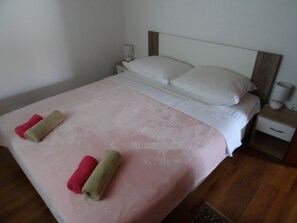 3 bedrooms, iron/ironing board, free WiFi, bed sheets
