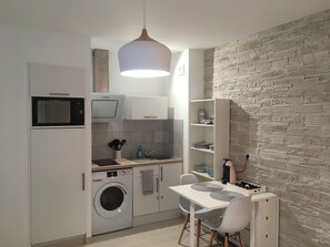 Micro-ondes, cafetière/bouilloire