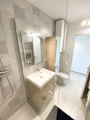 Sèche-cheveux, serviettes fournies