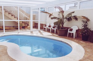 Una piscina cubierta