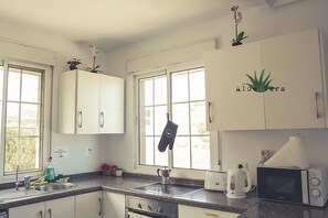 Frigorífico grande, microondas, horno y placa de cocina